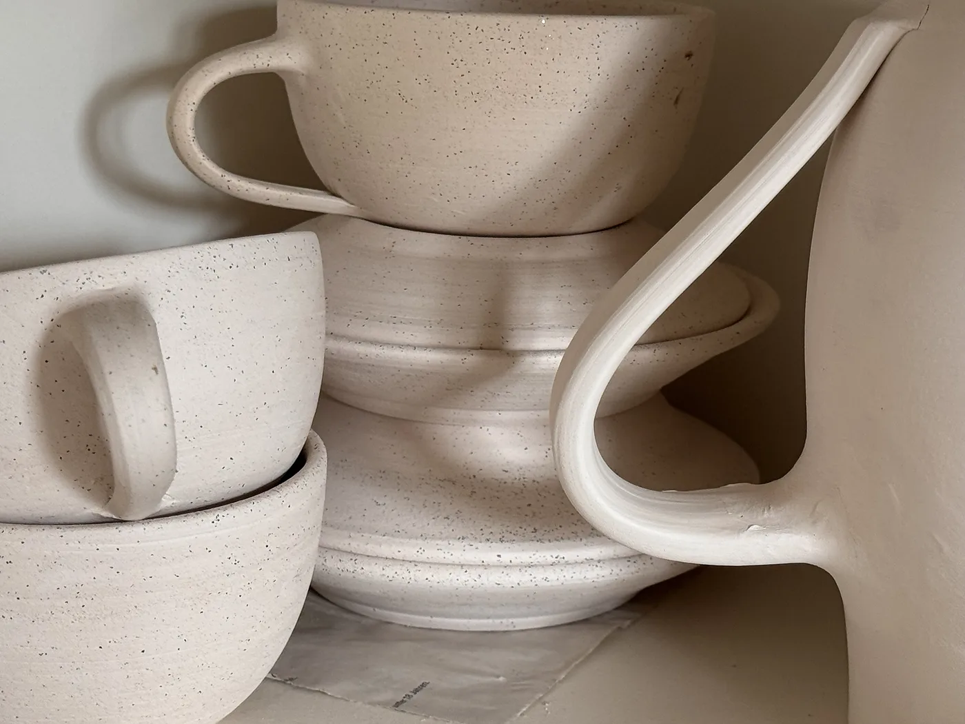 Henkel und Rand einer gesprenkelten Tasse