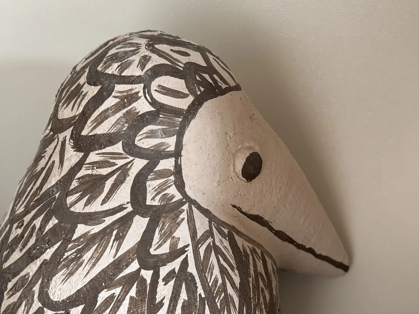 Vogel mit Federzeichnung in brauner Engobe