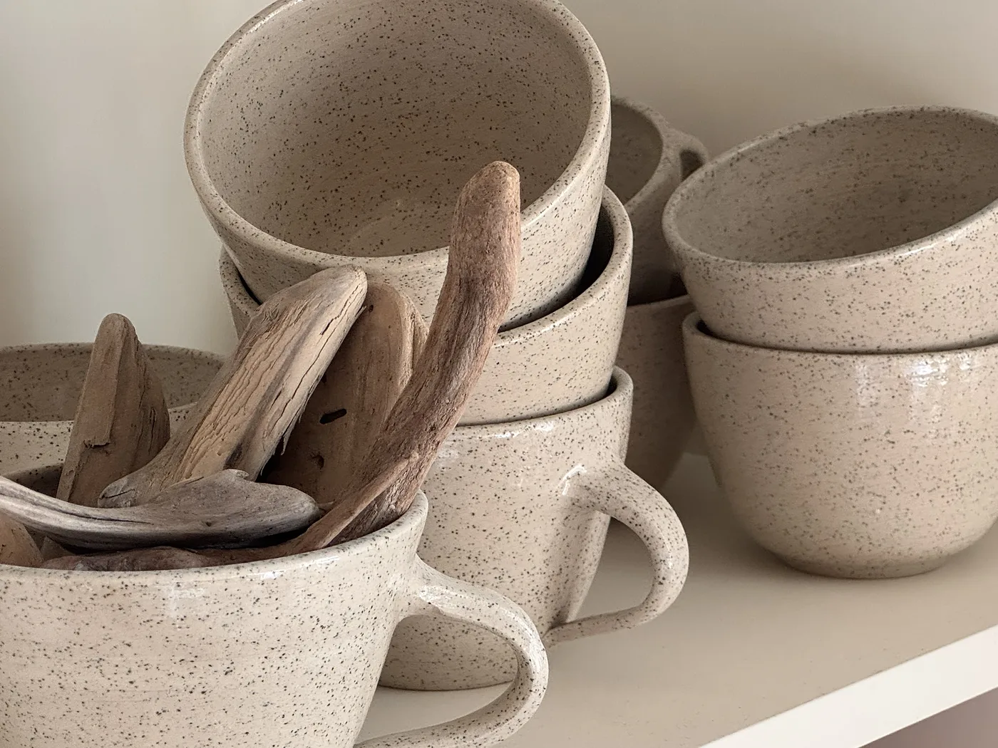 Gesprenkelte Tassen und Schalen mit Treibholz