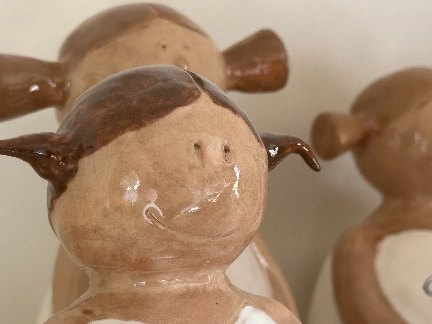 Glasierte Puppengesichter mit Zöpfen