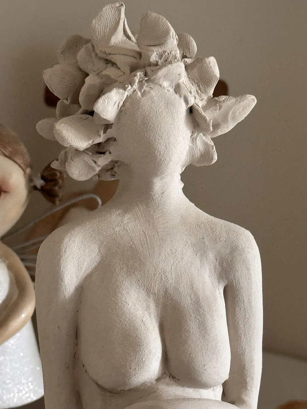 Weisse Figur mit Blütenkranz, Nahaufnahme