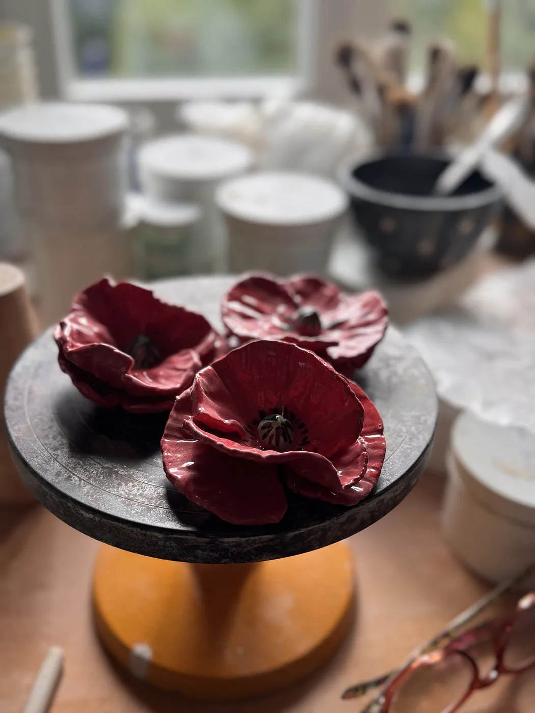Rote Mohnblüten aus Keramik auf dem Drehteller