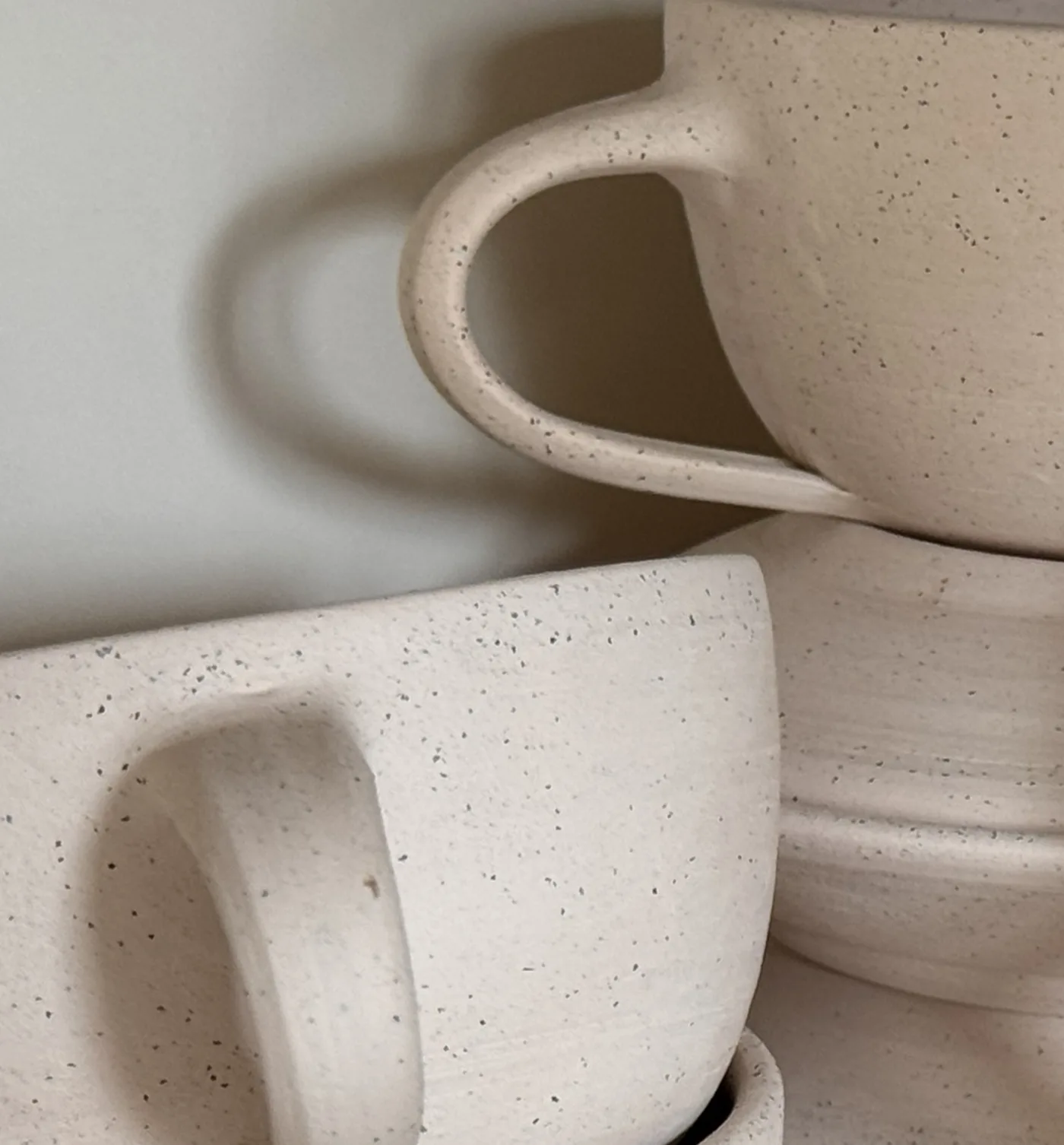 Henkel einer gesprenkelten Tasse
