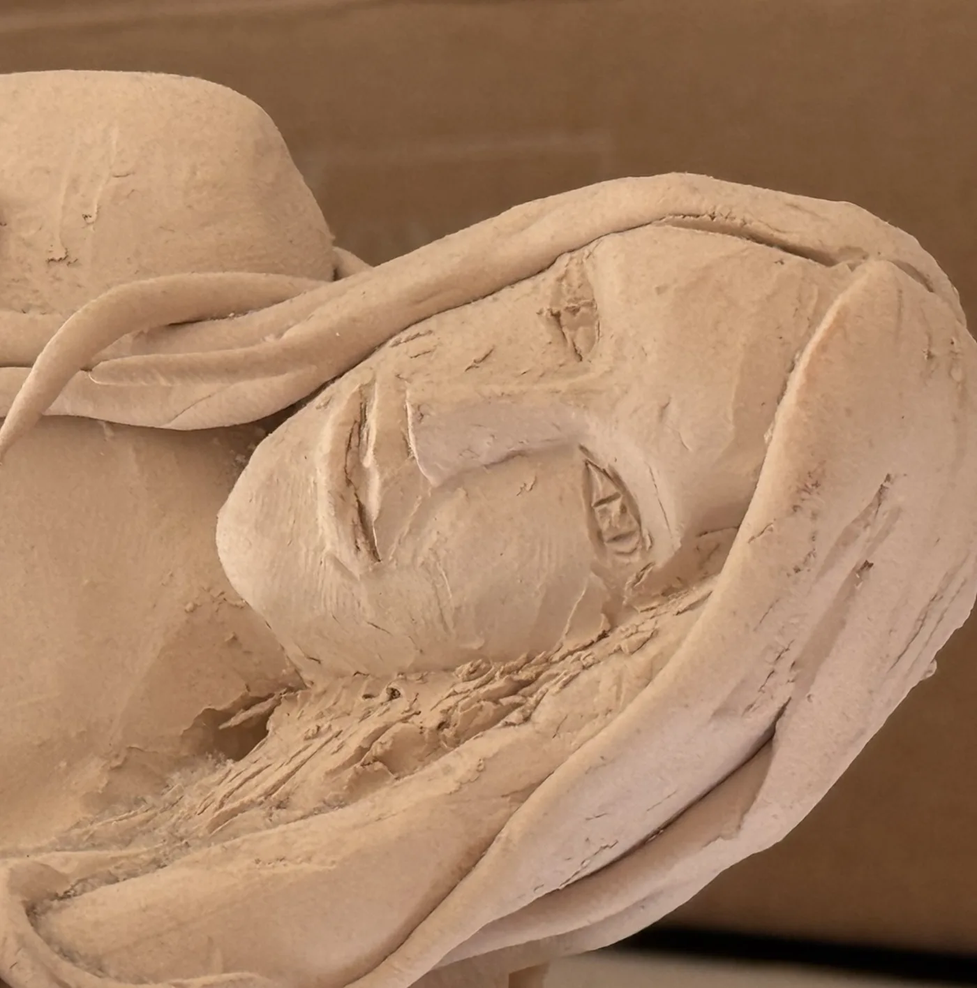 Gesicht der liegenden Figur